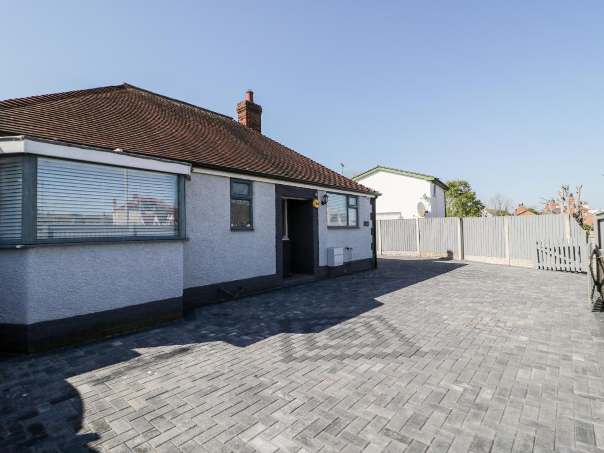 Seaside Retreat Villa Prestatyn Bagian luar foto